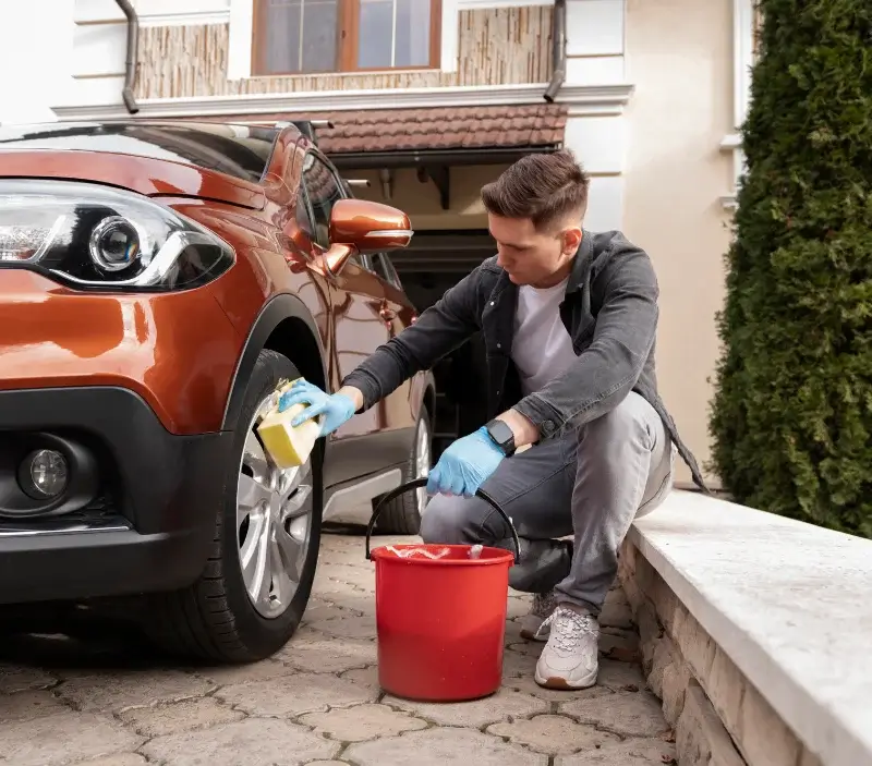 Lavage auto à domicile Saint-Vincent-Sterlanges : professionnel intervenant sur un véhicule